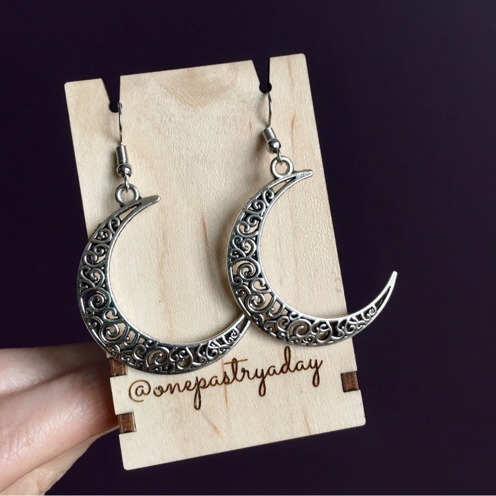 Silver Antique Crescent Moon Fashion Earrings